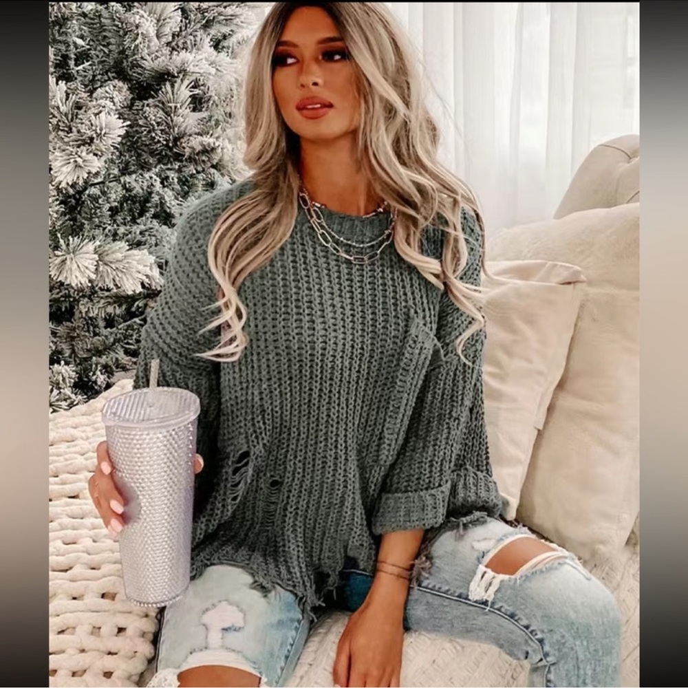 Cozy Knit Women's Distressed Chunky Soft oversized Sweater in Gray. NWT